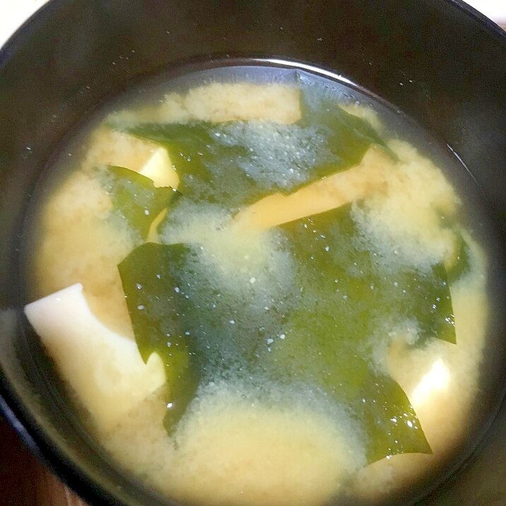 シンプルな豆腐とわかめのお味噌汁